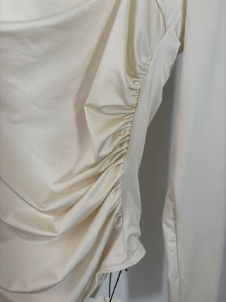 Body marfil y drapeado lateral