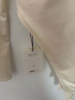 Body marfil y drapeado lateral