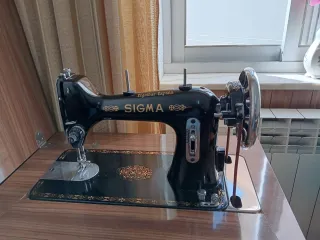 Máquina de coser Sigma antigua.