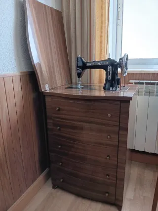 Máquina de coser Sigma antigua.