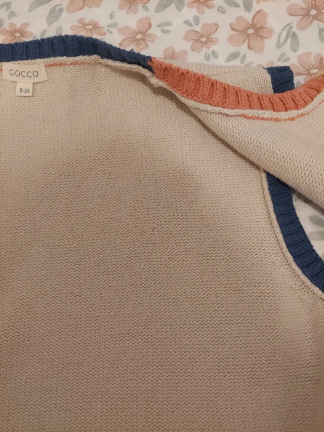 Chaleco de punto beige con bolsillos