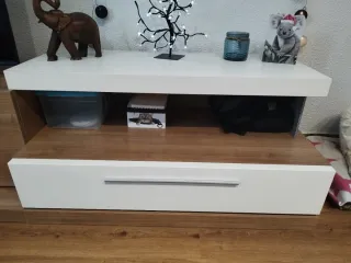 Mueble TV y vitrina madera y blanco, y estantería