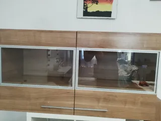 Mueble TV y vitrina madera y blanco, y estantería