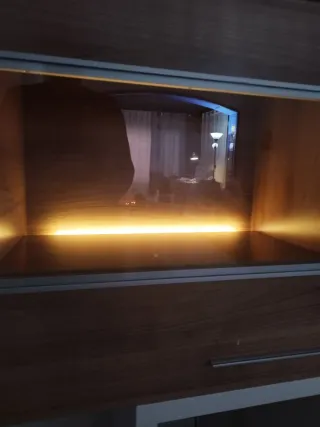 Mueble TV y vitrina madera y blanco, y estantería