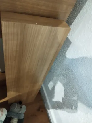 Mueble TV y vitrina madera y blanco, y estantería