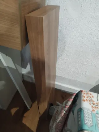 Mueble TV y vitrina madera y blanco, y estantería