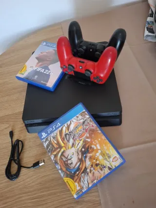 PS4 con 2 mandos, base carga y 2 juegos