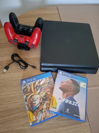 PS4 con 2 mandos, base carga y 2 juegos