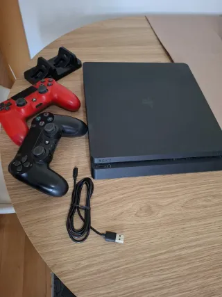 PS4 con 2 mandos, base carga y 2 juegos