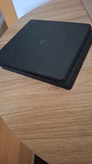 PS4 con 2 mandos, base carga y 2 juegos