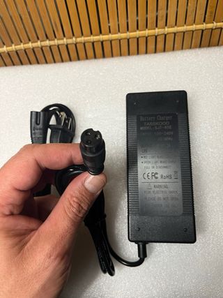 Cargador Tasskood SJT-85E 36V 2A Patinete/Bici