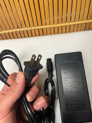 Cargador Tasskood SJT-85E 36V 2A Patinete/Bici