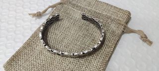 Pulsera de plata con diseño de peces