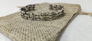 Pulsera de plata con diseño de peces