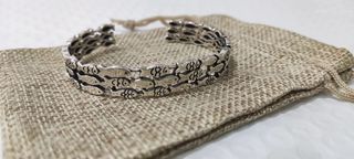 Pulsera de plata con diseño de peces