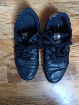 Zapatillas Mustang Negras y Plateadas