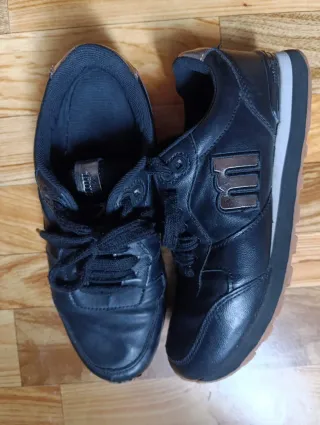 Zapatillas Mustang Negras y Plateadas