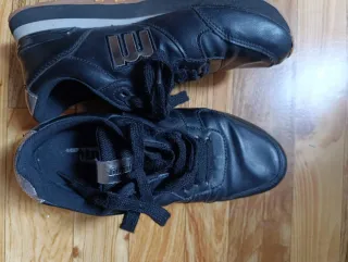 Zapatillas Mustang Negras y Plateadas