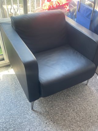 Divano singolo in pelle nera