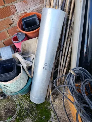 Tubo de chimenea metálico plateado