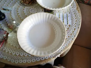 Fuente de loza muy antigua. Tiene mucha capacidad