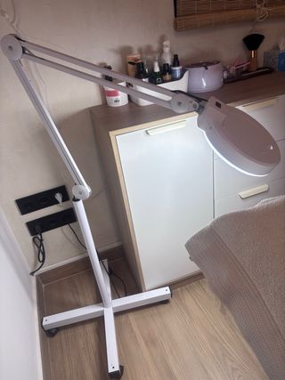 Camilla eléctrica, lupa y mueble