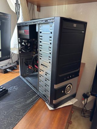 Torre PC Sobremesa Negra y Plateada