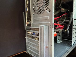 Torre PC Sobremesa Negra y Plateada