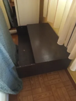 Mesa de madera oscura