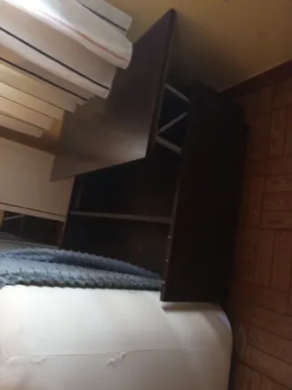 Mesa de madera oscura