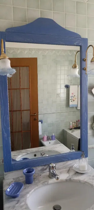 Mobile bagno blu con piano in marmo