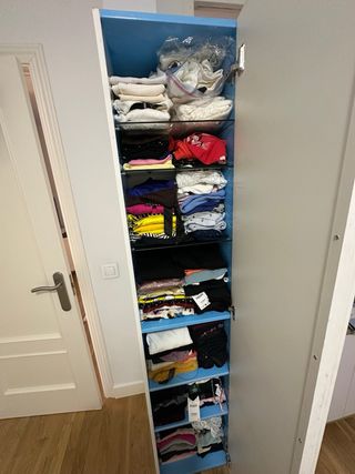 Guardaroba bianco alto IKEA elegante con grande capacità