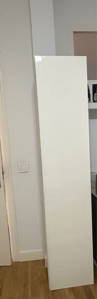 Guardaroba bianco alto IKEA elegante con grande capacità