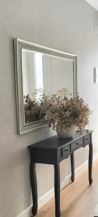 Mesa consola negra con espejo plateado