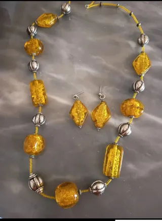 Collana e orecchini con pietre dure