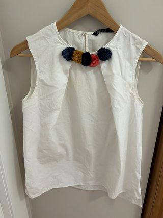 Blusa blanca Zara Basic con pompones · Talla XS ·
