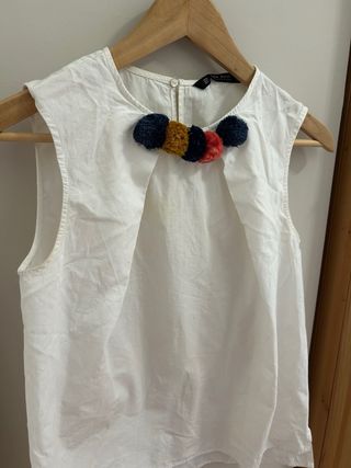 Blusa blanca Zara Basic con pompones · Talla XS ·