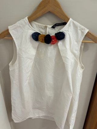 Blusa blanca Zara Basic con pompones · Talla XS ·