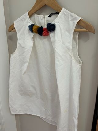 Blusa blanca Zara Basic con pompones · Talla XS ·