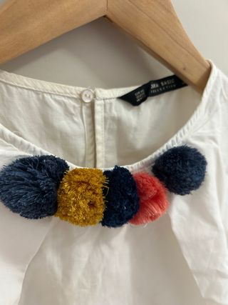 Blusa blanca Zara Basic con pompones · Talla XS ·