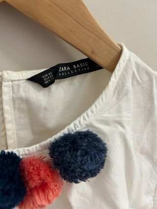 Blusa blanca Zara Basic con pompones · Talla XS ·