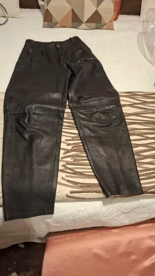 Pantalón piel negro, tiro alto 75 cm de cintura
