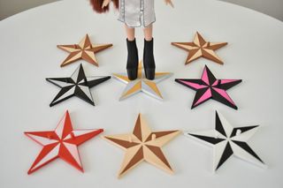 Peanas y soportes para muñecas Bratz