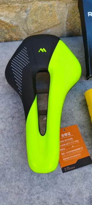 JUEGO DE SILLÍN Y PUÑOS EN OFERTA. COLOR AMARILLO.