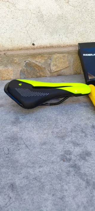 JUEGO DE SILLÍN Y PUÑOS EN OFERTA. COLOR AMARILLO.