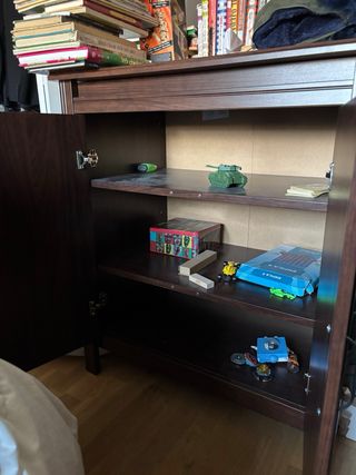 Cómoda de madera oscura, modelo Brusali de Ikea