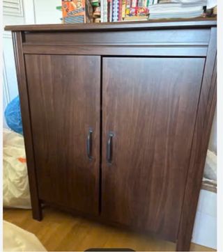 Cómoda de madera oscura, modelo Brusali de Ikea