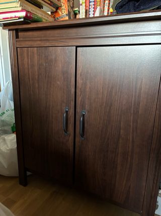 Cómoda de madera oscura, modelo Brusali de Ikea