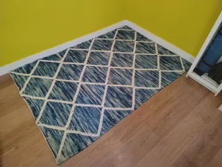 Alfombra de lana azul y blanca