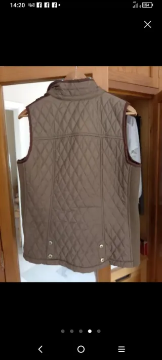 Chaleco acolchado marrón con cremalleras